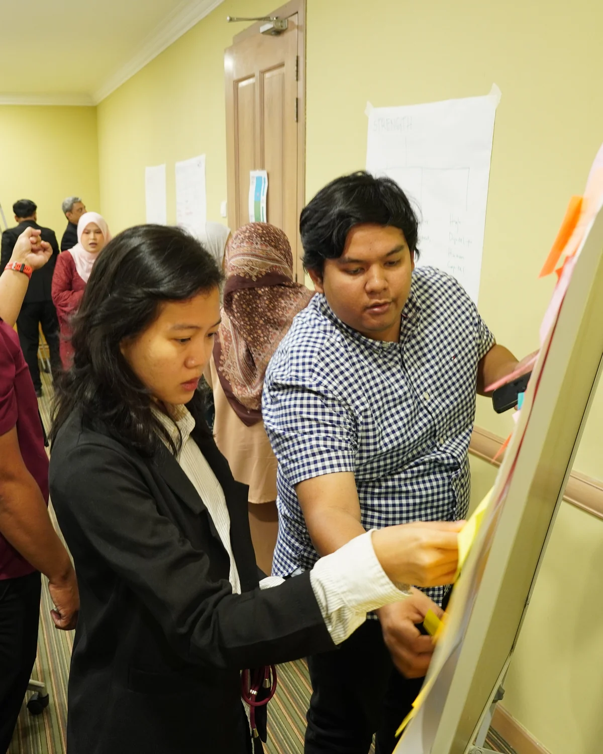 Izzati Azryna and Megat contributing ideas during the W-EMAS stakeholder workshop