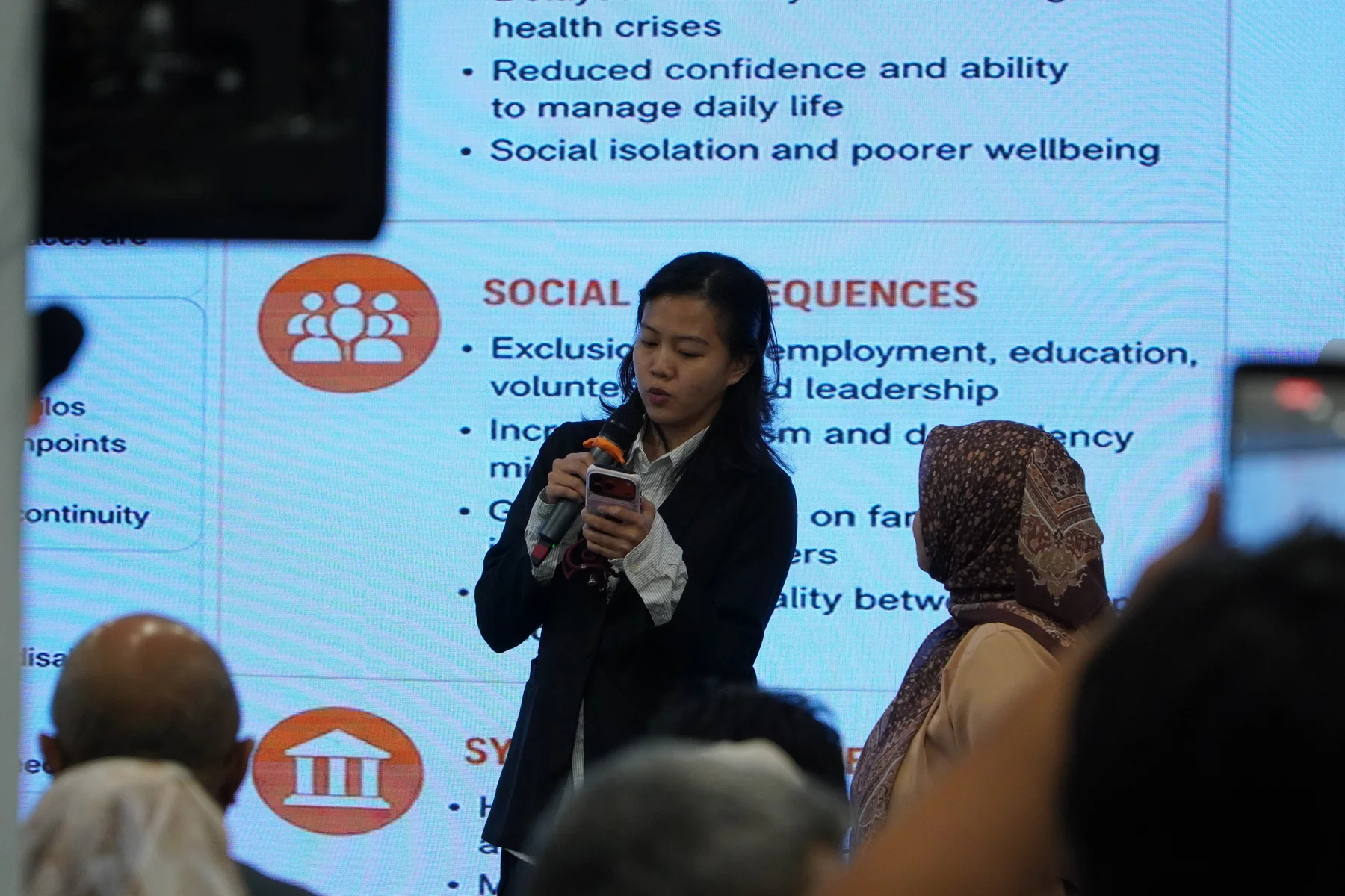 Izzati Azryna presenting the group discussion to the wider room