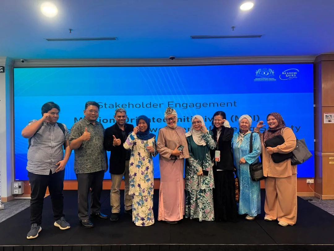 Megat, Izzati Azryna and Marha Batrisyia in a group photo with fellow W-EMAS stakeholders on stage