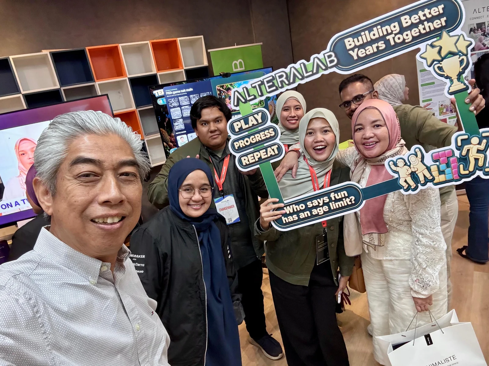 SEEd.Lab founder Dato Arif, PING23 CEO Puan Zafirah Zulkifli, Datin Nazrin and the AlteraLab team posing with the Play Progress Repeat frame